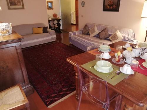 ein Wohnzimmer mit einem Sofa und einem Tisch in der Unterkunft La Rosa Townhouse in Florenz