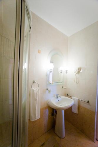 Un baño de Hotel Class