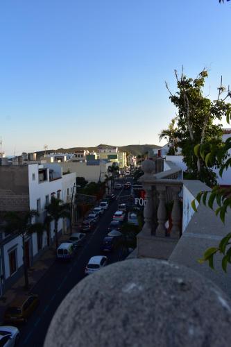 a view of a city street with cars parked at La Fonda Aeropuerto in Ingenio