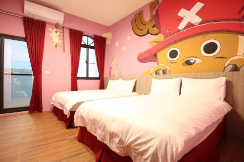 een slaapkamer met 2 bedden en een hallo kattenmuurschildering bij 蘑菇城堡民宿 in Taitung