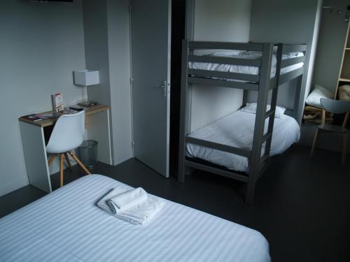 a bedroom with two bunk beds and a desk at Le Relais Vauban in Abbeville