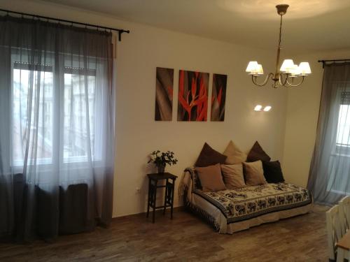 ブダペストにあるBudapest Center Apartmentの窓付きの部屋にベッド付きのベッドルーム1室があります。