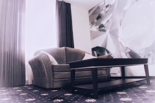 - un salon avec un canapé et une table basse dans l'établissement Hotel Felicia, à Riga
