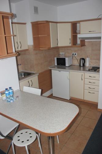 Η κουζίνα ή μικρή κουζίνα στο Apartamenty Twoje Mikołajki
