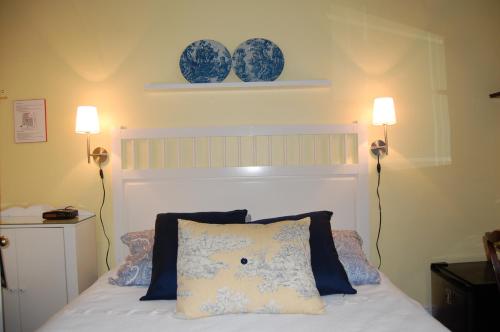 Uma cama ou camas num quarto em McGee's Inn