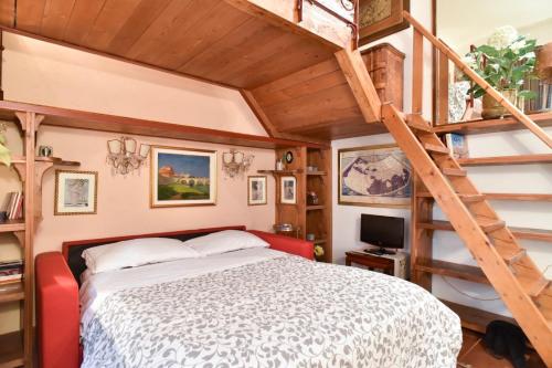 ローマにあるMagenta Collection Del Grande 21のベッドルーム1室(ベッド1台付)、木製の階段