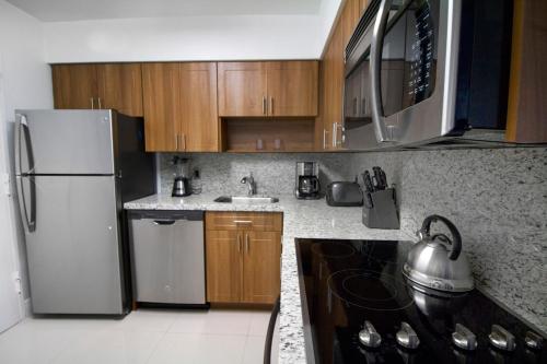 Η κουζίνα ή μικρή κουζίνα στο Seacoast Suites on Miami Beach