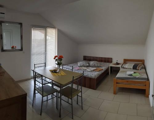 een woonkamer met een tafel en een bed bij Guest Home Elena in Star Dojran