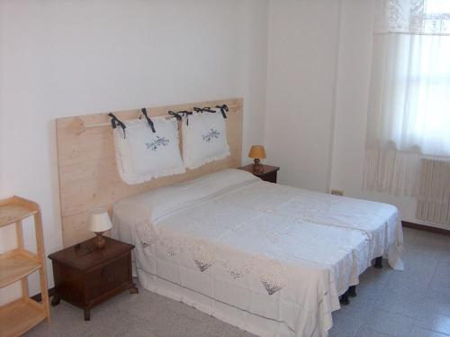 切塞納的住宿－RESIDENZA LEON D'ORO，一间卧室配有一张带白色床罩的床