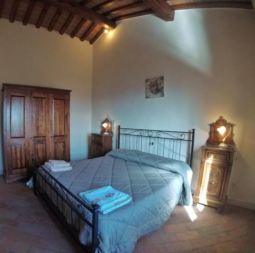 モンテルーポ・フィオレンティーノにあるFrancesca Apartmentのベッドルーム1室(青い掛け布団付きのベッド1台付)
