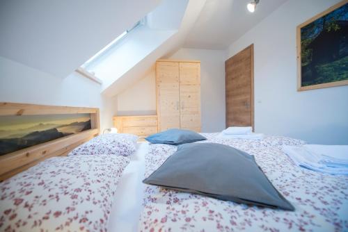 Cama ou camas em um quarto em Apartmaji Štrud´l Bohinj