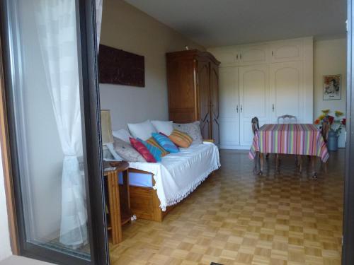 un salon avec un canapé et une table dans l'établissement Résidence Rose Mousse, à Arcachon