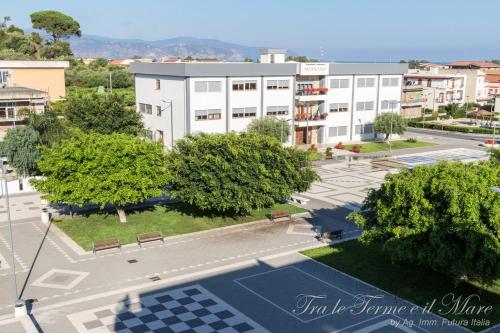 an overhead view of a park with benches and a building at Tra le Terme e il Mare in Terme Vigliatore