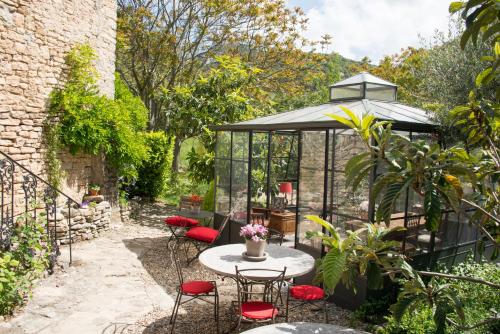Le BeaucetにあるLa Bergerie Pradelの庭園(テーブル、椅子、ガゼボ付)