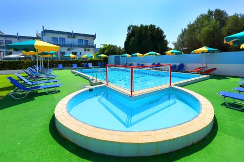 Anixis Hotel & Apartmentsの敷地内または近くにあるプール