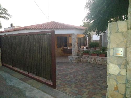 a wooden fence in front of a house at Villetta Simo in Capilungo