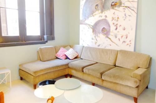 sala de estar con sofá y mesa en Casa San Telmo 3100 en Buenos Aires