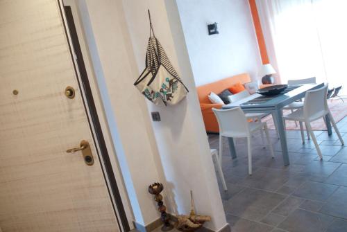 a kitchen and dining room with a table and chairs at Le Stanze di Patika in Tortolì