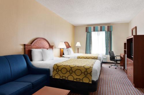 ein Hotelzimmer mit 2 Betten und einem Sofa in der Unterkunft Baymont by Wyndham Elizabethtown in Elizabethtown