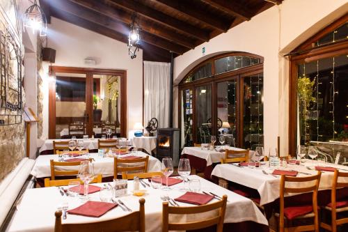 Hotel Ristorante Il Caminetto tesisinde bir restoran veya yemek mekanı