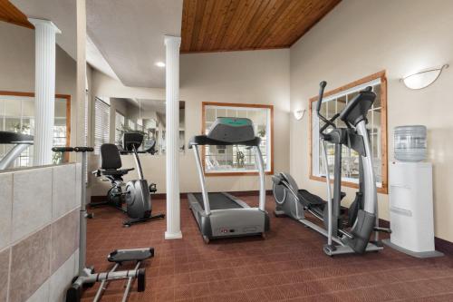 Fitness centrum a/nebo fitness zařízení v ubytování Ramada by Wyndham Elizabethtown