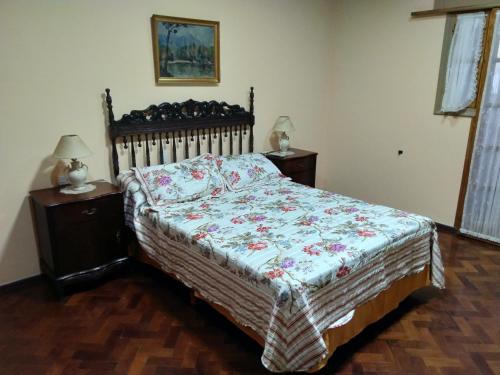 a bedroom with a bed and two nightstands and a bed sidx sidx sidx at La casa de Aya in Ciudad Lujan de Cuyo