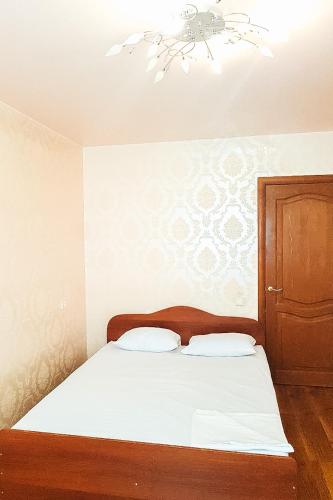 ニジニ・ノヴゴロドにあるHomeHotel Akimova 22bのベッドルーム1室(天井のベッド1台付)
