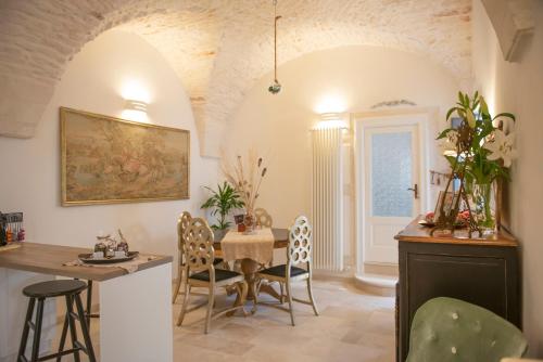 - une cuisine et une salle à manger avec une table et des chaises dans l'établissement Relais l’Antico Pozzo, à Martina Franca