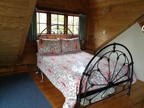 Säng eller sängar i ett rum på Ruapehu Log Lodge