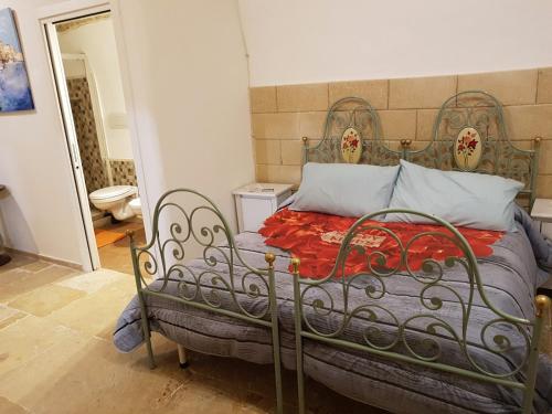 Schlafzimmer mit einem Bett mit einem Kopfteil aus Metall in der Unterkunft Dimora Termite Pietà in Bitonto