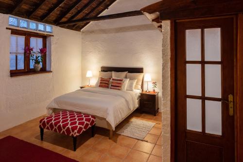 een slaapkamer met een groot bed en een raam bij El Sitio de la Casa in Arico el Nuevo