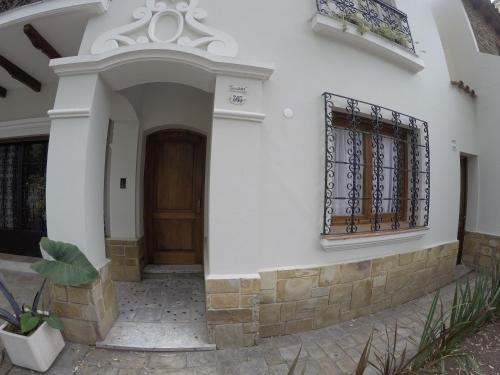 una entrada a una casa con puerta y ventana en Apartamento San Martin en Salta