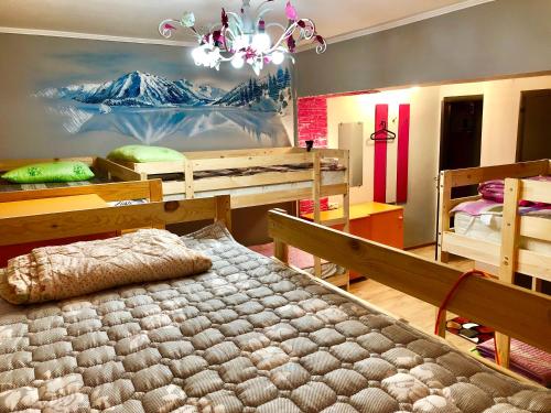um quarto com duas camas e um quadro na parede em Hostel Loco em Almaty