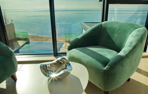 a living room with a green chair and a mirror at RESIDENCE TOURISTIQUE DU PORT in Alger