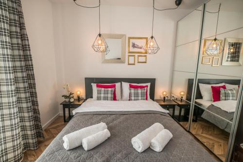 1 dormitorio con 1 cama grande y 2 almohadas en STYLOWY Szczyrk Ski & Bike & Grill, en Szczyrk