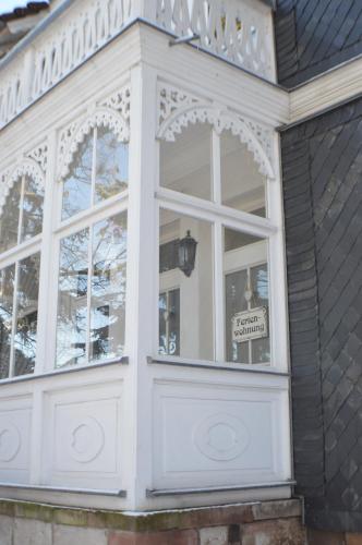 a white front door of a house with a window at Ferienwohnung "Auszeit" in Tabarz