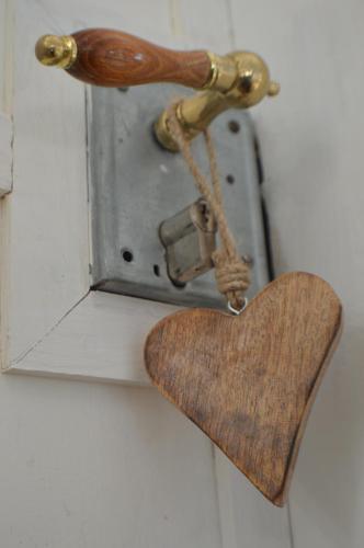 a wooden heart attached to a mirror with a chain at Ferienwohnung "Auszeit" in Tabarz