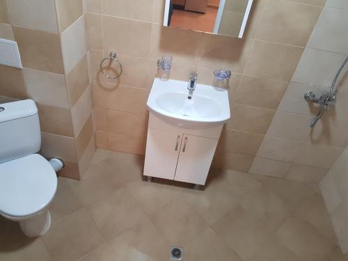 Bilik mandi di Twain Apart&Rooms