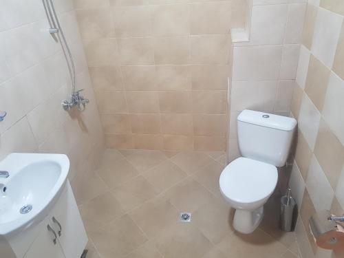 Bilik mandi di Twain Apart&Rooms