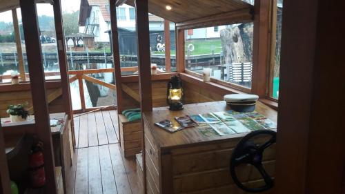 uma cabina de madeira com vista para a água em Hausboot / Floss em Canow