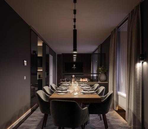 a dining room with a long table and chairs at Le Bijou Lintheschergasse / Zurich HB in Zürich