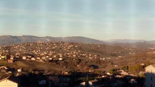 Blick auf eine Stadt mit Bergen im Hintergrund in der Unterkunft Appartamento A Campobasso in Campobasso