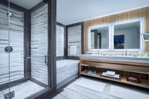 Un baño con ducha, bañera y lavabo. en Palms Casino Resort, en Las Vegas