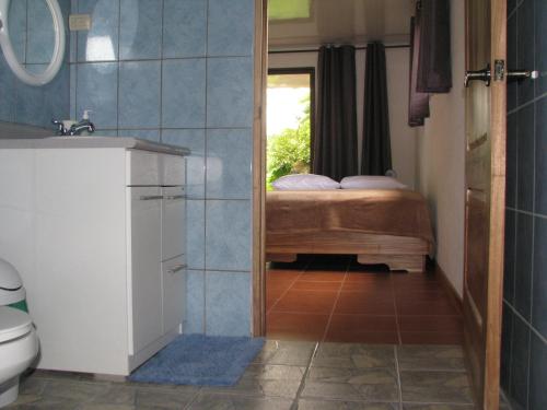 a bathroom with a toilet and a bed in a room at Quinta Celeste in La Garita