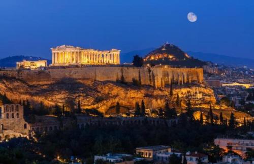 a view of the acropolis ofhens at night at Villa Soula in Anavissos