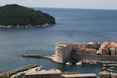 une vue aérienne d'un port avec des bateaux dans l'eau dans l'établissement Studio Ogresta, à Dubrovnik