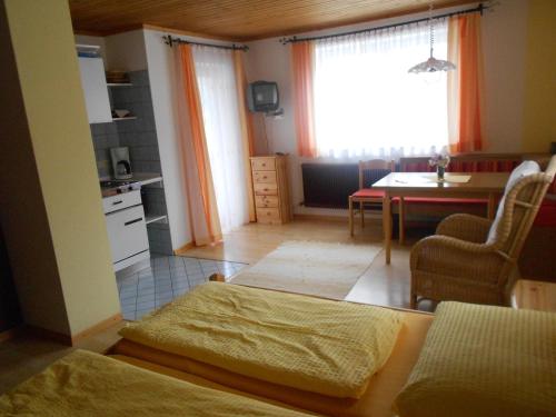 salon z kuchnią i jadalnią w obiekcie Haus Moni w mieście Mauterndorf