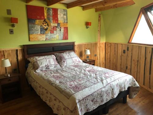 1 dormitorio con 1 cama y 2 mesitas de noche con lámparas en Domo Trasmahue, en Villarrica