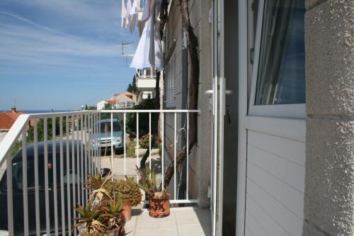un balcon avec une porte et des plantes en pot dans l'établissement Studio Ogresta, à Dubrovnik