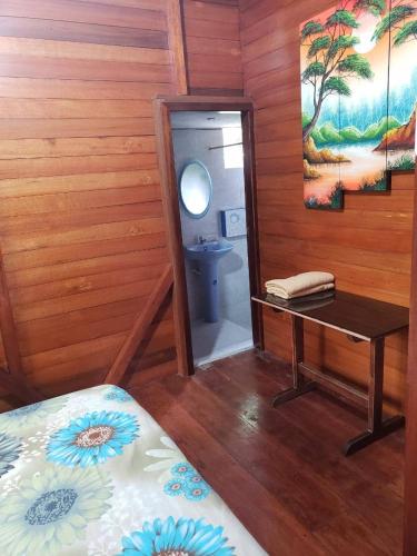 a room with a bathroom with a desk and a toilet at QUINTA PRIMAVERA - Hostería Campestre in Nueva Loja